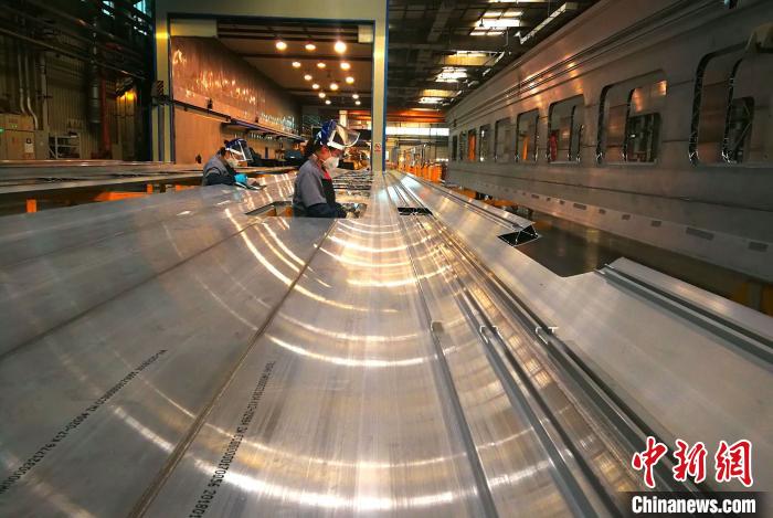 图为高速动车组铝合金车体手工精细打磨生产工序。　吴可超 摄
