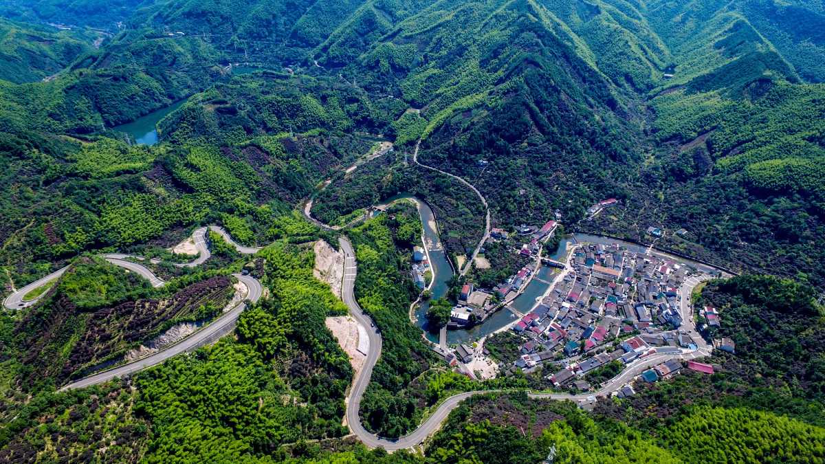 1四明山区北溪村航拍图 严龙 摄.jpg