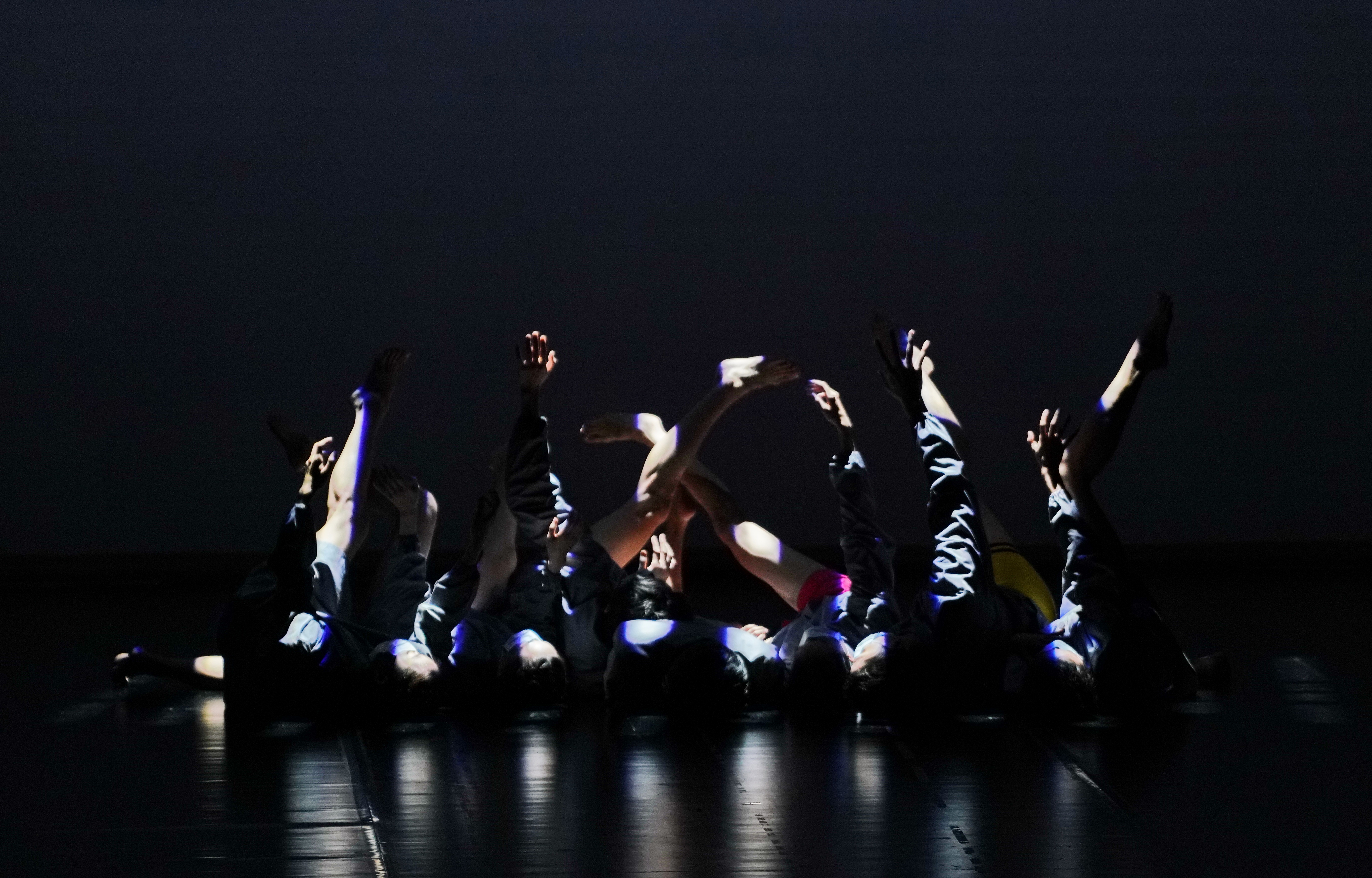 韩斌作品《广角镜》之《黑暗中的色彩》。