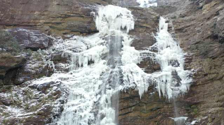 悬崖百丈冰！江西庐山三叠泉现百米冰瀑奇景
