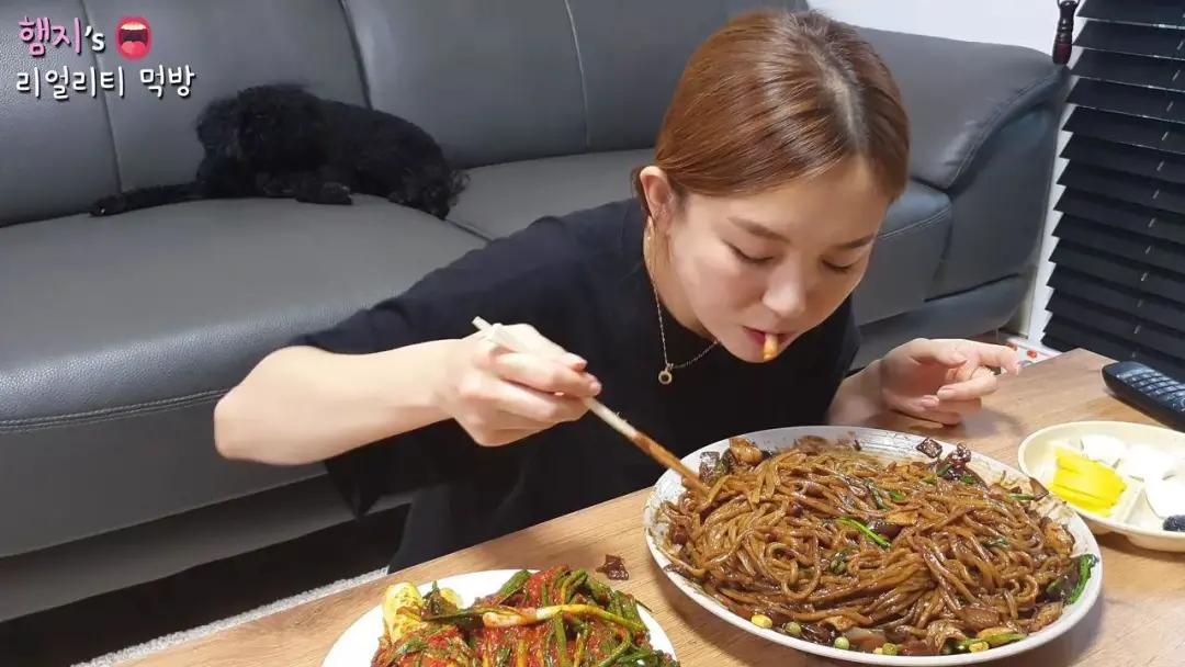 吃播网红赚中国人流量,转头内涵李子柒做泡菜,点赞辱骂中国评论