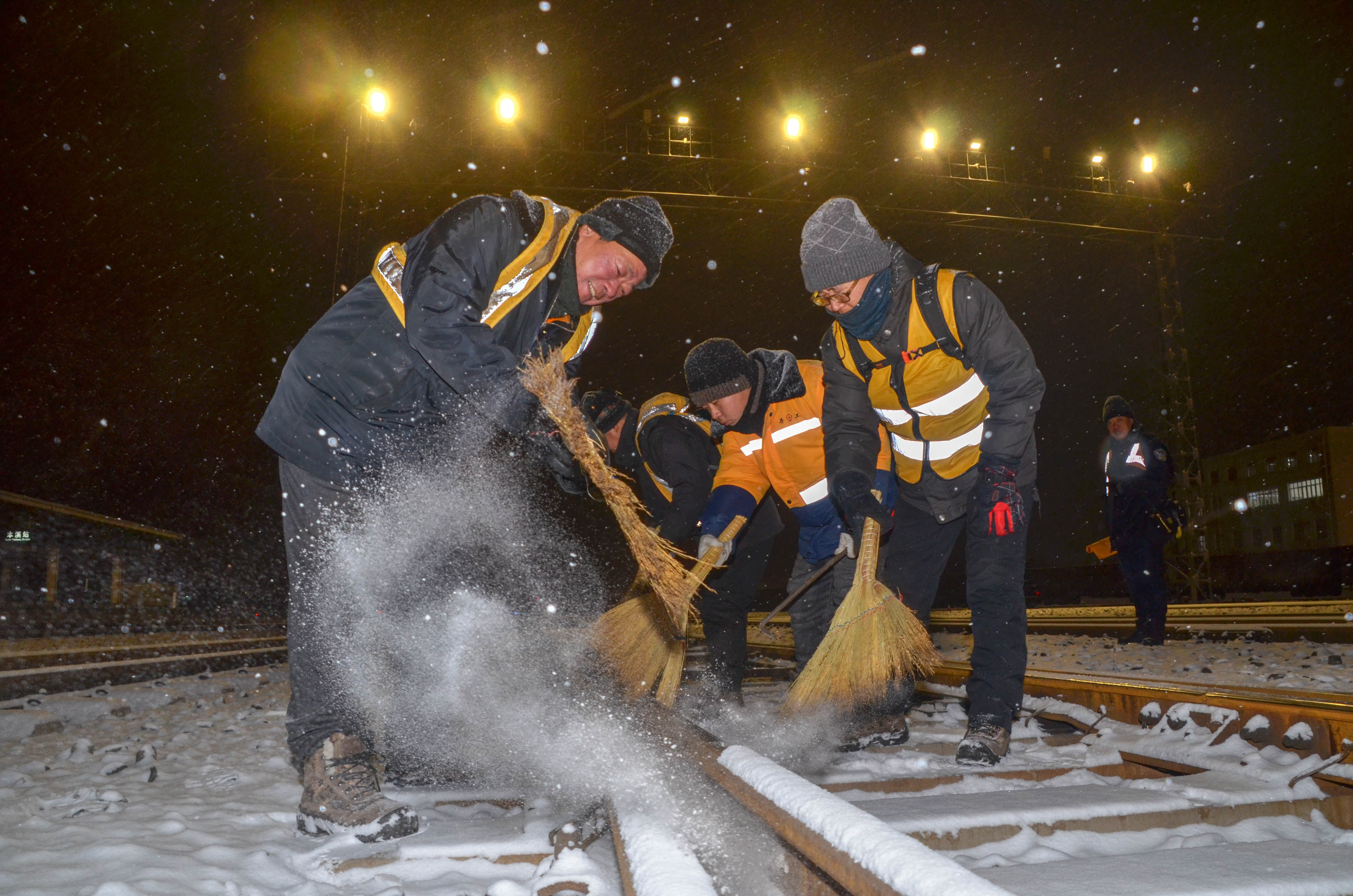 中國鐵路瀋陽局丹東工務段職工連夜清掃道岔積雪.