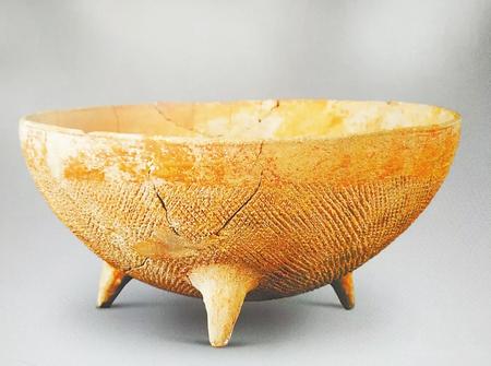 属大地湾一期文化的宽带纹三足彩陶钵