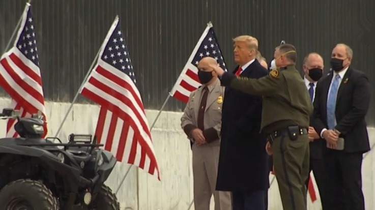再看一眼！特朗普视察美墨边境墙 现场播放的歌曲有点应景