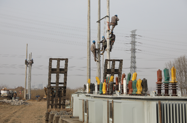 施工場地內依然設備轟鳴,水泥杆基坑開挖,電纜敷設,變壓器架設