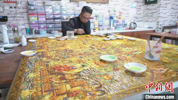 10日，在山西晋中的一家工作室中，现年55岁的毕志勇和团队正在创作一幅佛教题材的金丝珐琅画。　王惠琳 摄