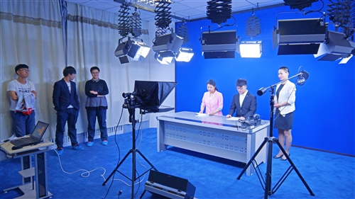 市一中传媒生在校电视台模拟主持