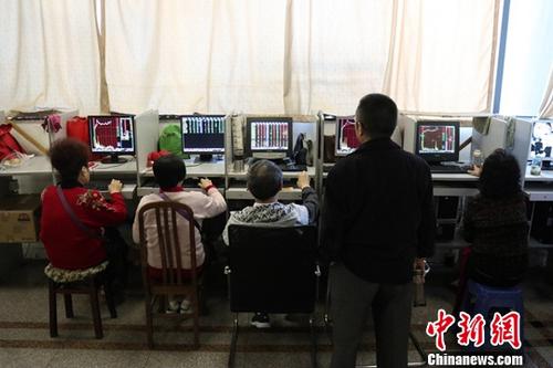 资料图：成都某证券营业部的股民关注大盘数据。(图文无关)<a target='_blank' href='http://www.chinanews.com/'>中新社</a>记者 张浪 摄