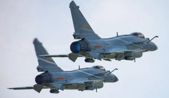 “空中猛龙”秀肌肉 歼10超低空飞行高清大图_凤凰网