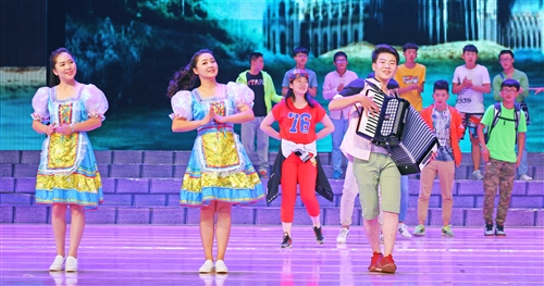 市一中学生在2016年“房产之夜”文艺晚会上的精彩表演