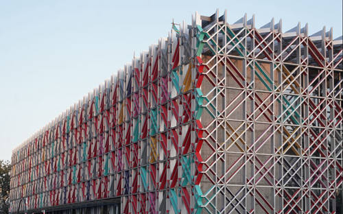 五棵松冰上运动中心建筑外立面采用格栅幕墙体系，有“冰菱花”之称。北京市重大项目办供图
