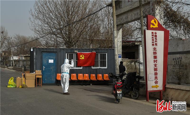 1月13日，石家庄市藁城区增村镇北桥寨村，疫情防控突击队的值守队员在劝返居民。河北日报记者赵杰摄