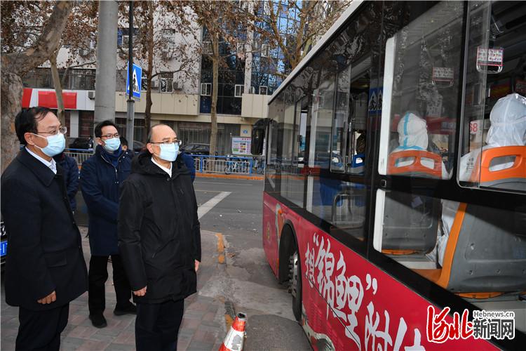1月12日，省长许勤在石家庄检查核酸检测、流调溯源等疫情防控举措落实情况。这是许勤到新华区区机关采样点实地检查。河北日报记者 孟宇光摄