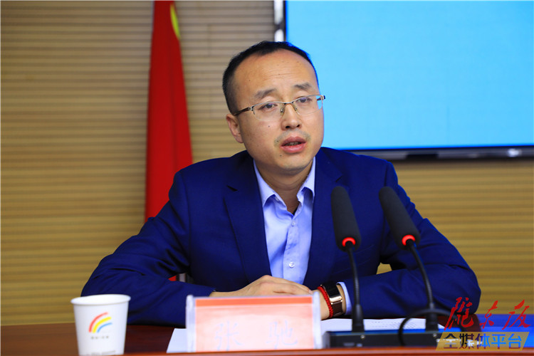 会上,西峰区委常委,常务副区长李廷位介绍了西峰城区供热工作历程