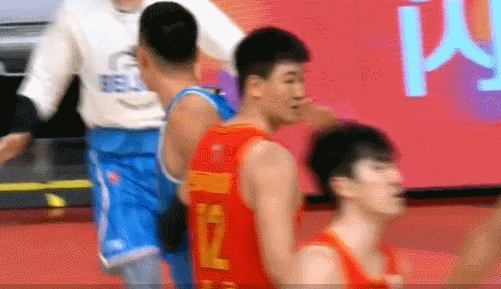 北京男篮队长翟晓川情绪激动。