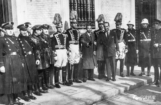 在国外考察时留影