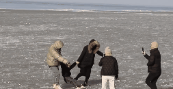 超兴奋！江苏洪泽湖大面积冰封 居民玩疯了：40年没见过