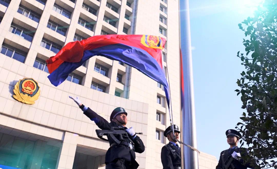 上整齐列队,在护旗手的护送下,崭新的中国人民警察警旗到达指定位置