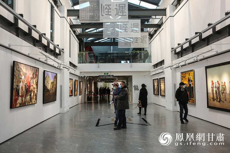 业界人士及书画爱好者参观画展 兰州文创产业园供图