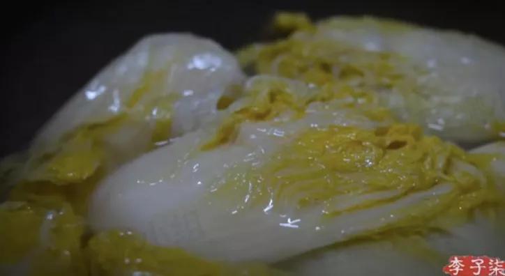 吃播网红赚中国人流量,转头内涵李子柒做泡菜,点赞辱骂中国评论