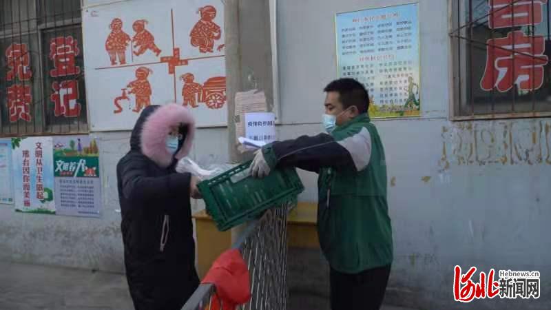 宝鲜网员工给顾客配送蔬菜。