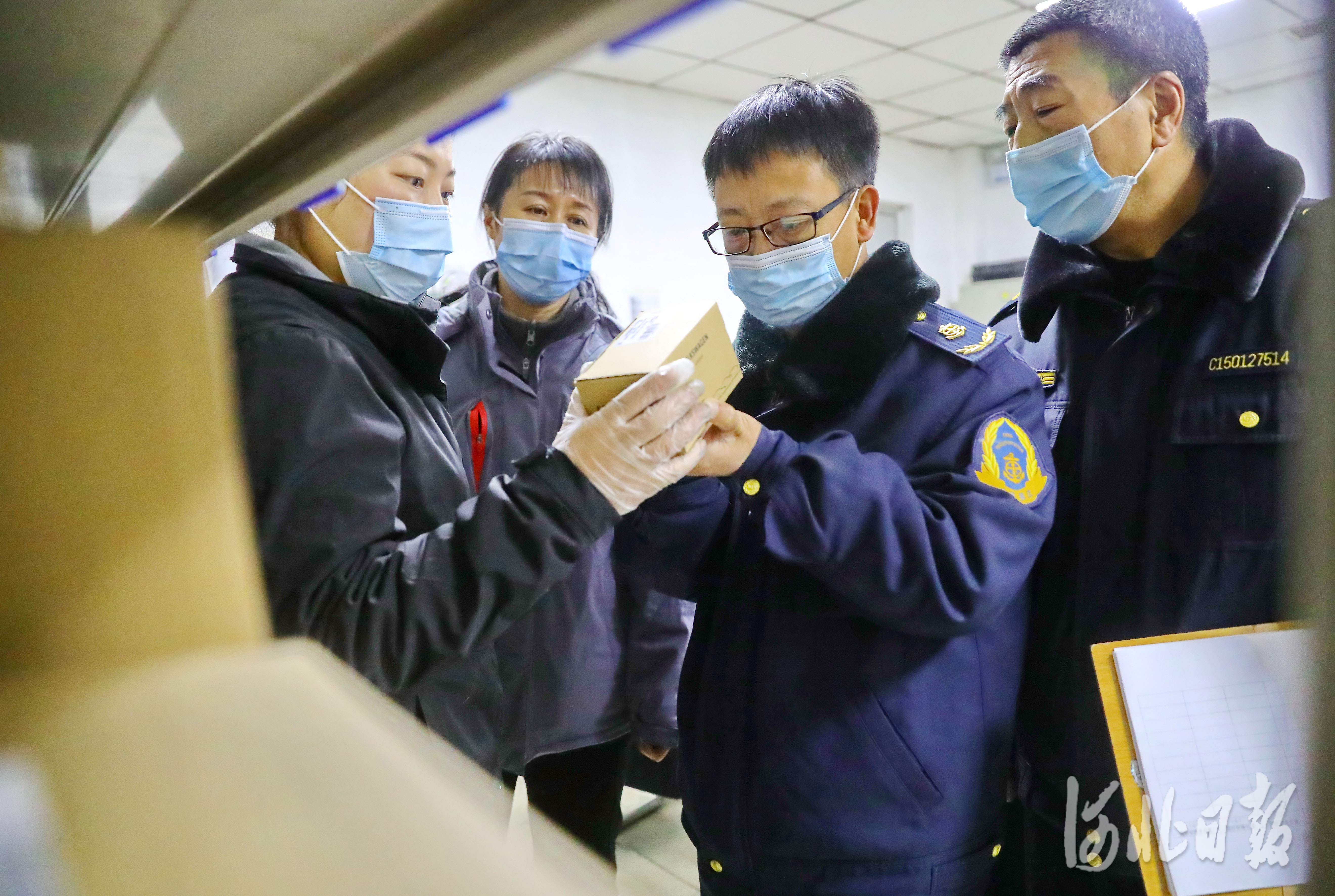 2021年1月12日，海港区交通运输局工作人员在涉及进口汽车零部件企业进行检查。河北日报通讯员 曹建雄 摄