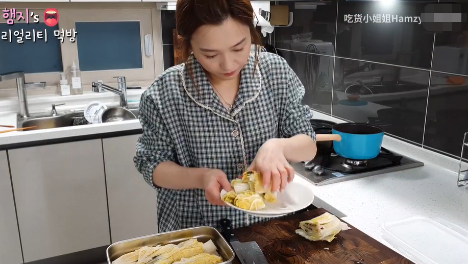 吃播网红赚中国人流量,转头内涵李子柒做泡菜,点赞辱骂中国评论