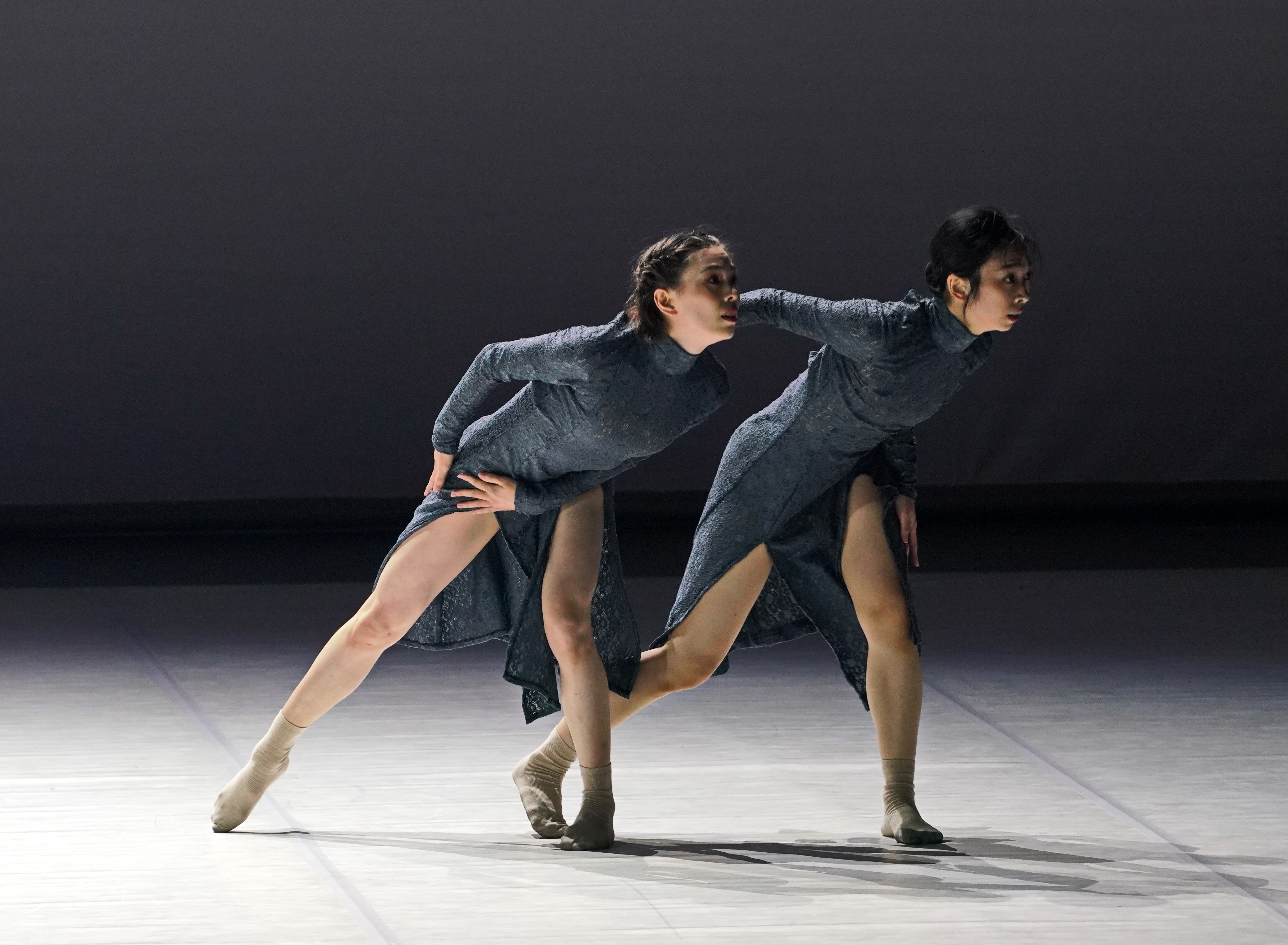 孙主臻编导作品《进行时》之《致巴赫》。