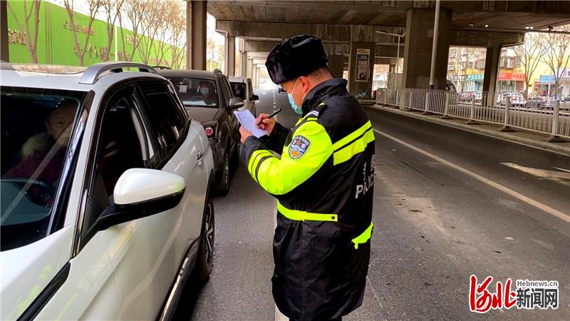 1月12日，省会交警薛涛在石家庄市和平东路排查过往车辆。河北日报记者 田瑞夫摄