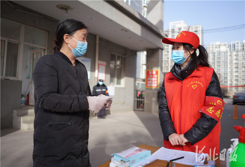 2021年1月11日，承德护理职业学院的返乡学生赵梦鸽作为志愿者在河北省内丘县一小区协助登记居民信息。