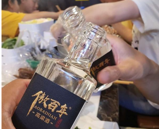 傲百年酒包装精美品质高 礼品送给亲友物有所值