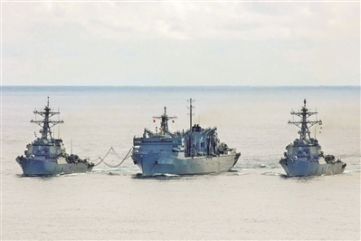 美国军舰在北极海域进行补给作业