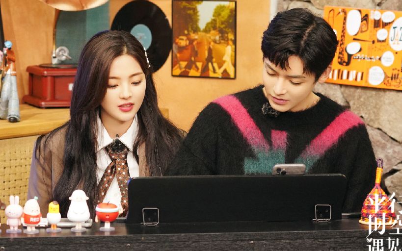 杨超越、侯明昊。