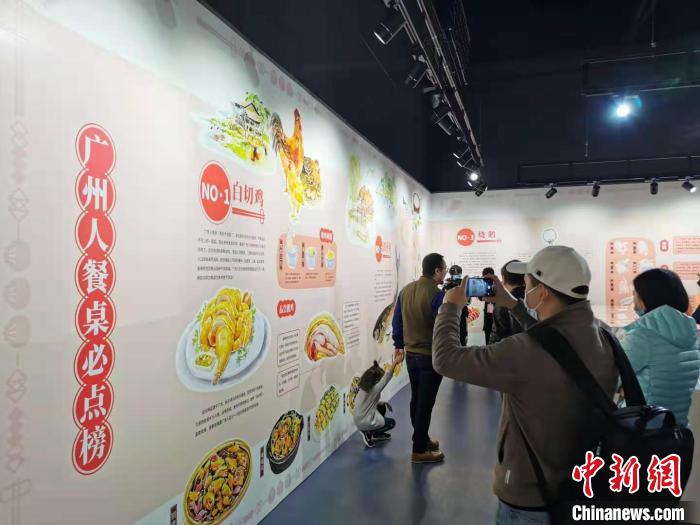 展览介绍了广州人喜爱的白切鸡。　程景伟 摄