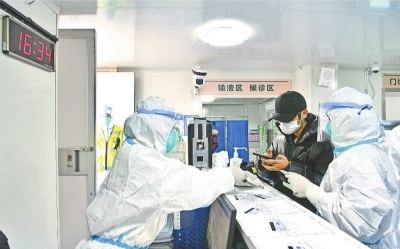 1月12日下午，同济医院发热门诊，身穿防护服的医护人员为患者接诊。记者苗剑 摄