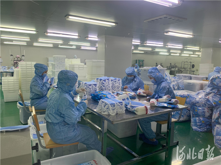 邯郸恒永防护洁净用品有限公司正在抓紧生产口罩。
