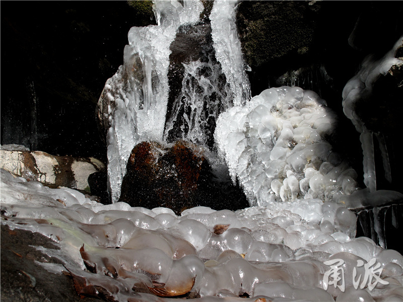 39——大瀑布下有许多小型跌水，于是千奇百怪的小冰花出现了，都是一座座冰雕作品.jpg