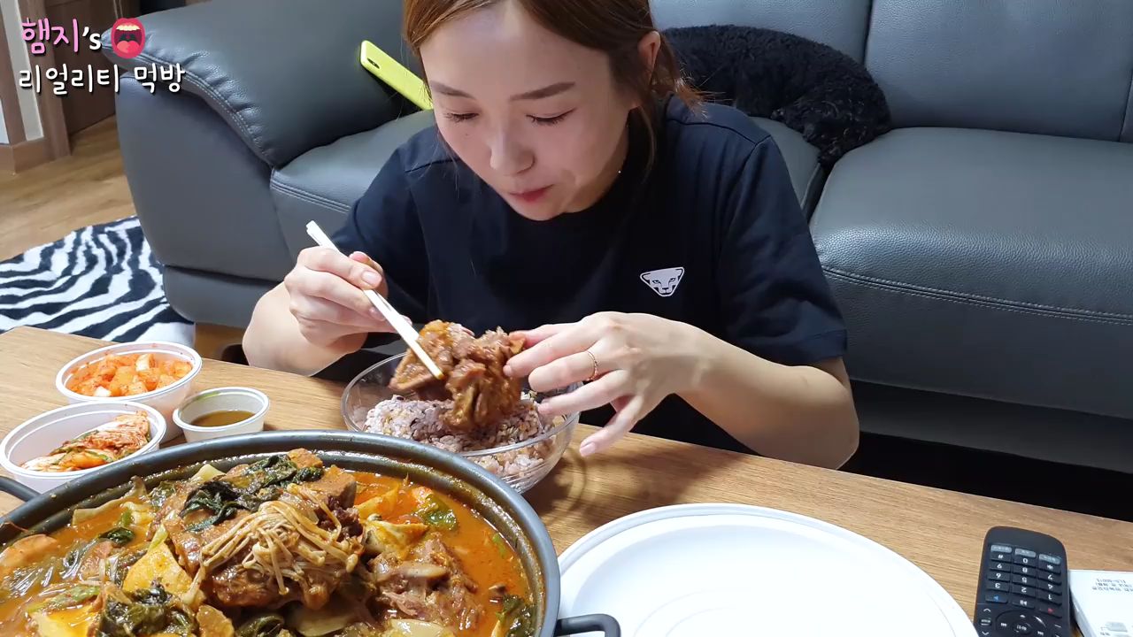 吃播网红赚中国人流量,转头内涵李子柒做泡菜,点赞辱骂中国评论