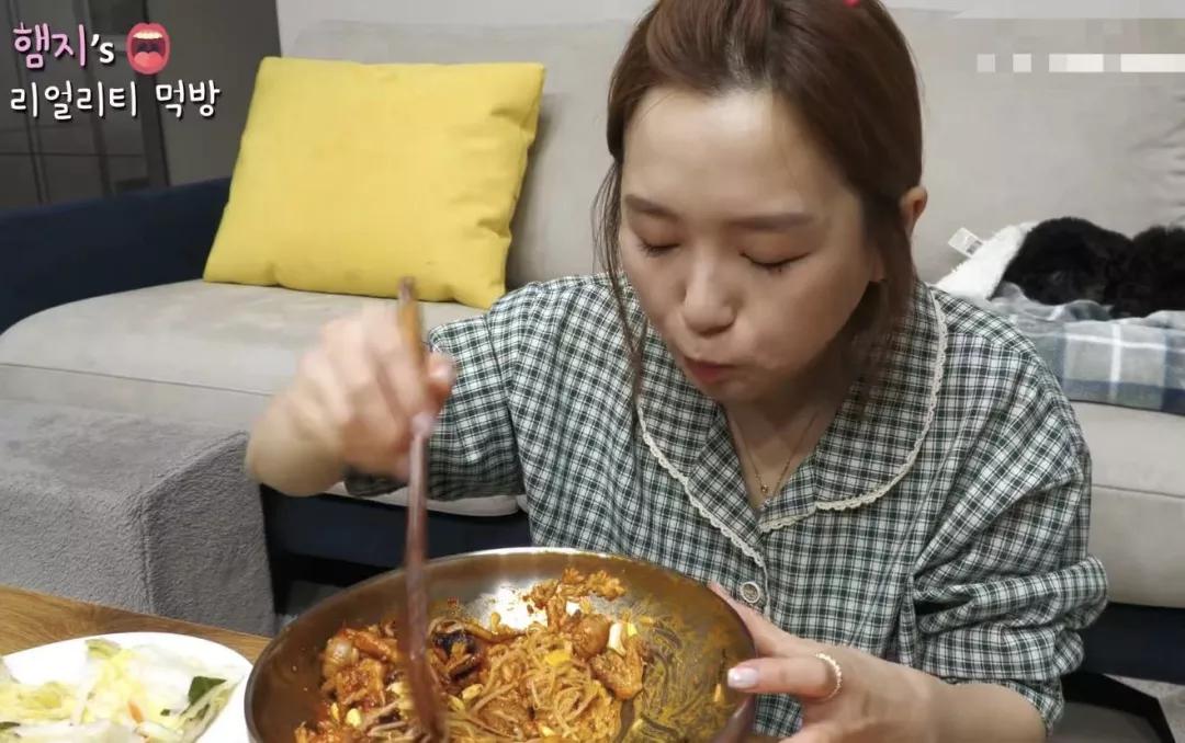 吃播网红赚中国人流量,转头内涵李子柒做泡菜,点赞辱骂中国评论