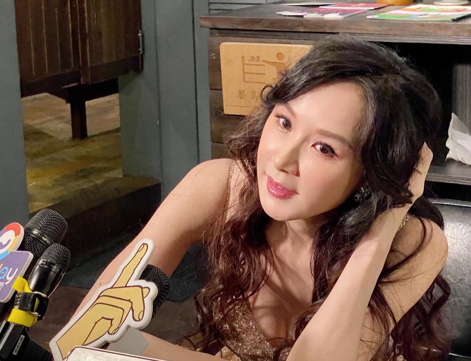 萧蔷穿吊带亮片裙大秀事业线嘟嘴卖萌笑容温柔