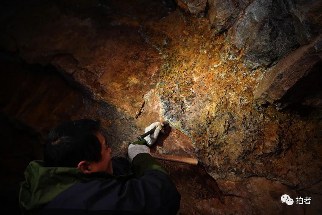 武义在第一处洞穴里采集萤石.