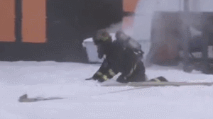 火场温度过高，消防员趴雪地降温后又返回火场