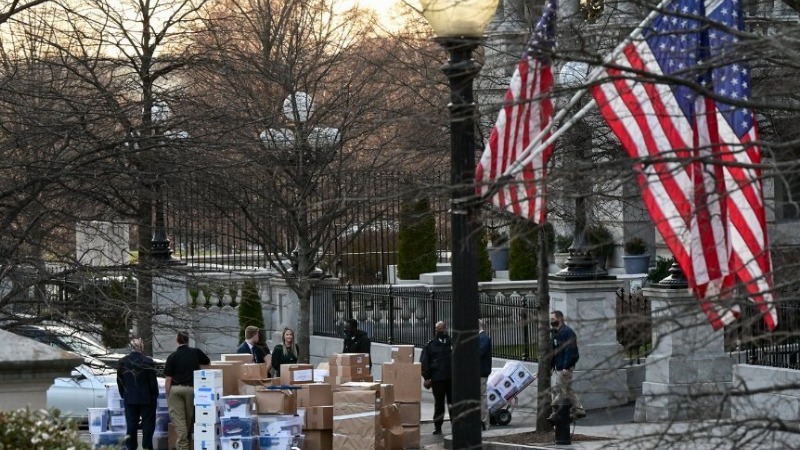 现场：白宫工作人员忙着搬家 大门外堆满打包好的纸箱