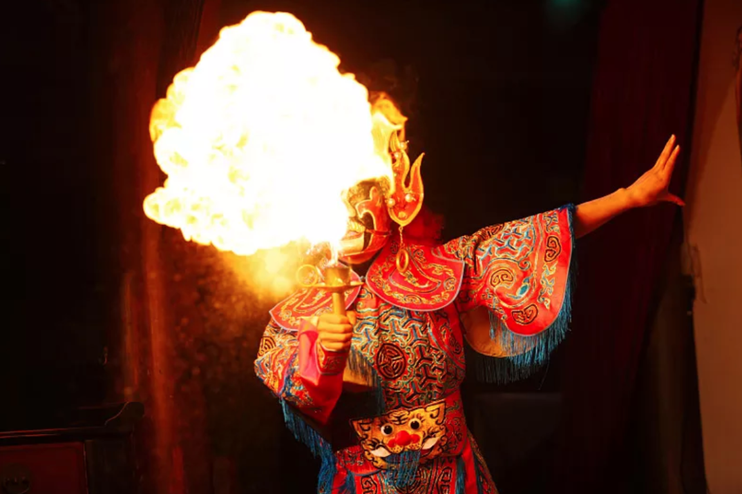 与其说这是一家茶馆,倒不如说是一个将盖碗茶,川菜川剧等一次性体验