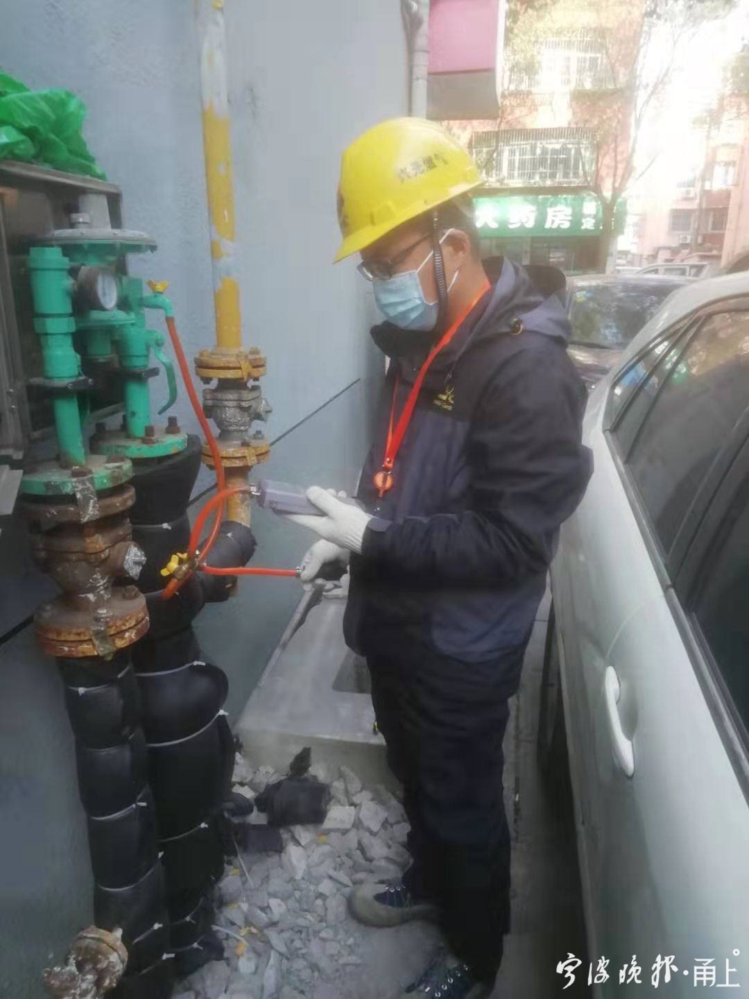 工作人员正在做保压测试.jpg