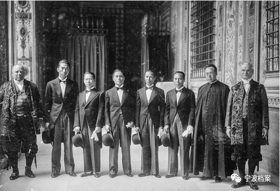 在国外考察时与外国官员合影