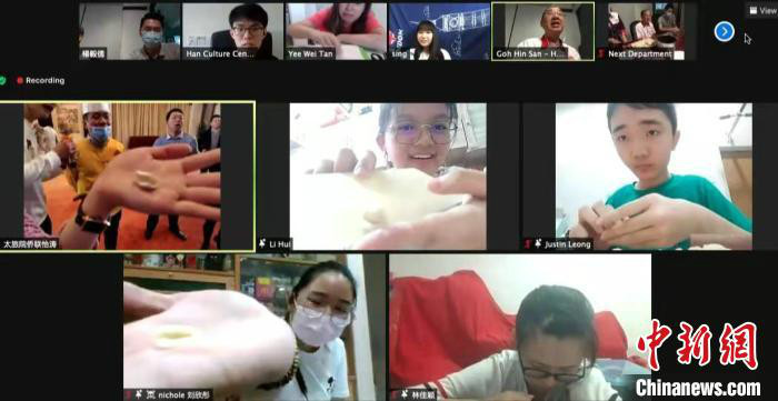 来自马来西亚的40名华裔青少年通过“云端”跟着面艺师傅学习剪刀面、猫耳朵等山西面食的做法。杨毅德供图