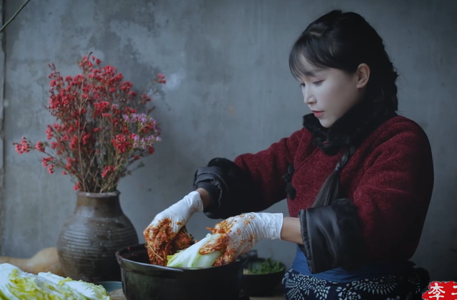 吃播网红赚中国人流量,转头内涵李子柒做泡菜,点赞辱骂中国评论