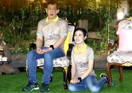 泰国国王带王妃打扫曾关押她的监狱 法媒：为体现亲和力