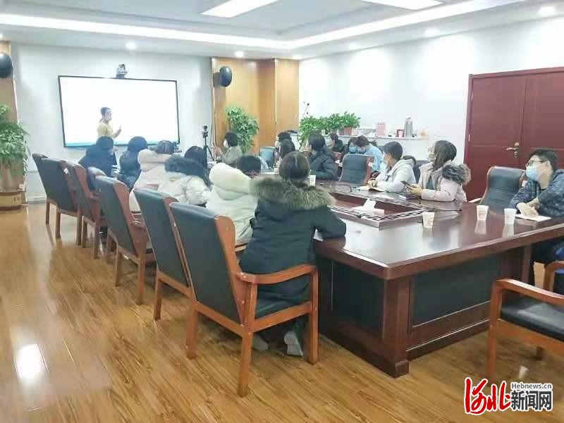 廊坊市第三人民医院方舱式“火眼”实验室核酸检测技术培训现场。